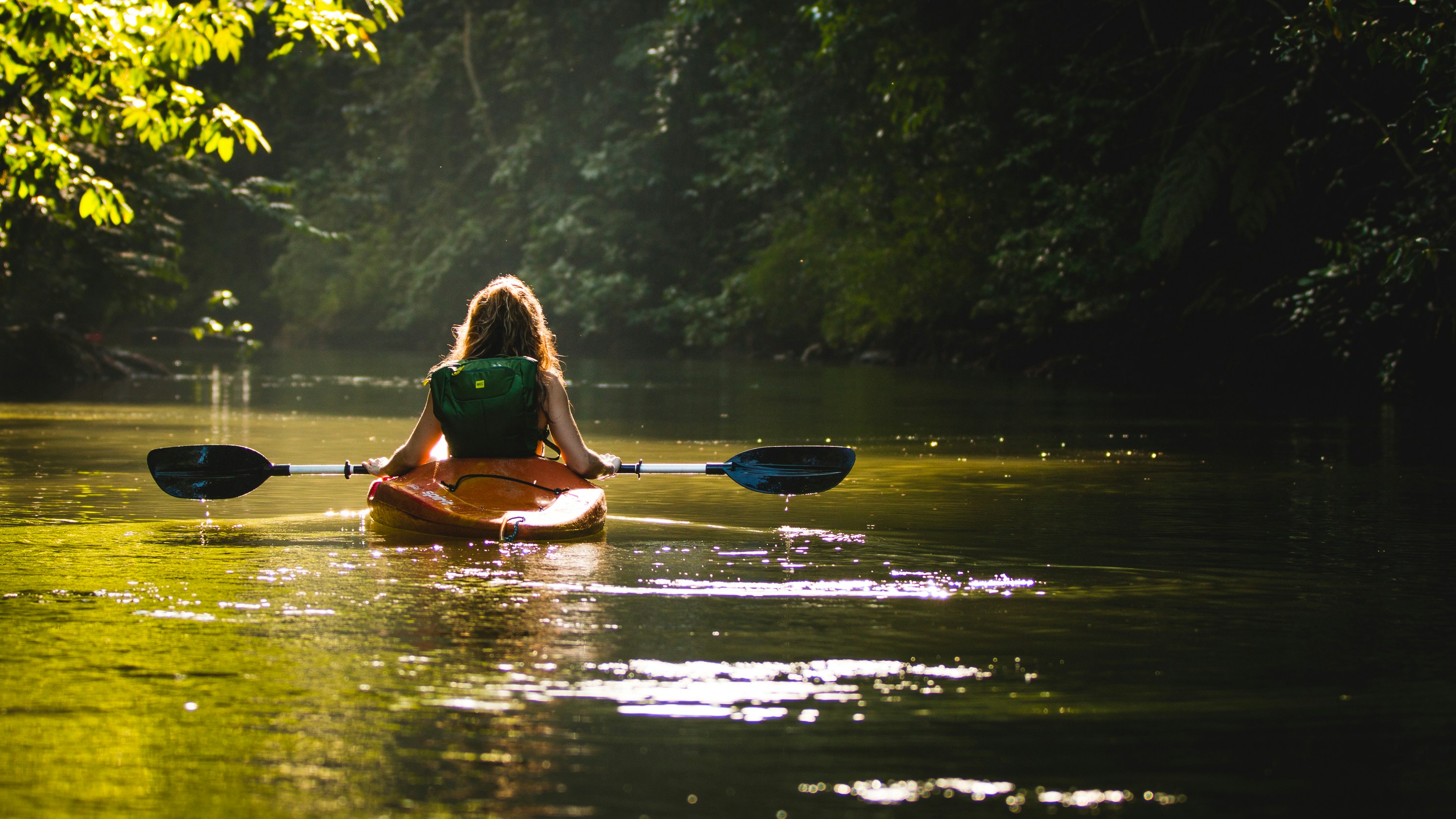 Kanufahrt auf einem ruhigen Fluss im Morgenlicht